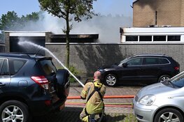 Uitslaande brand in garagebox in Leerdam