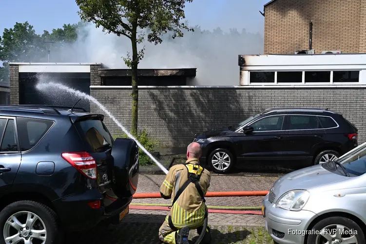 Uitslaande brand in garagebox in Leerdam
