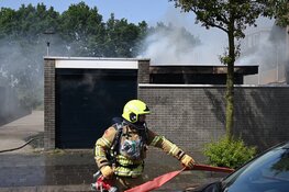 Uitslaande brand in garagebox in Leerdam