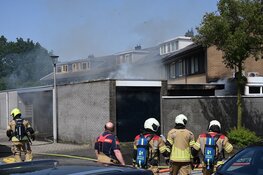 Uitslaande brand in garagebox in Leerdam