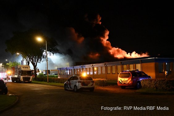 Grote uitslaande brand in bedrijfspand Leerdam