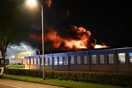 Grote uitslaande brand in bedrijfspand Leerdam