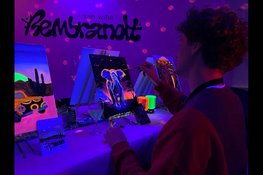 Glow-in-the-dark Sip & Paint concept Rembrandt van Wine opent pop-up studio in Utrechtse Jaarbeurs