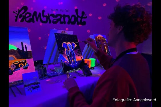 Glow-in-the-dark Sip & Paint concept Rembrandt van Wine opent pop-up studio in Utrechtse Jaarbeurs