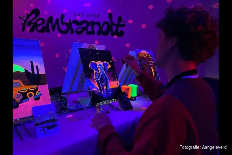 Glow-in-the-dark Sip & Paint concept Rembrandt van Wine opent pop-up studio in Utrechtse Jaarbeurs