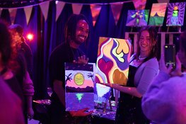 Glow-in-the-dark Sip & Paint concept Rembrandt van Wine opent pop-up studio in Utrechtse Jaarbeurs