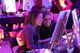 Glow-in-the-dark Sip & Paint concept Rembrandt van Wine opent pop-up studio in Utrechtse Jaarbeurs