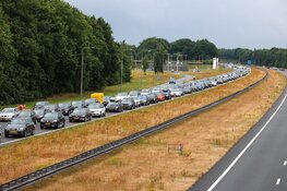 Lange file door ongeluk op de A27 bij Eemnes