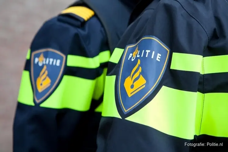 Na verkeerde afslag bus vast op brug in Utrecht