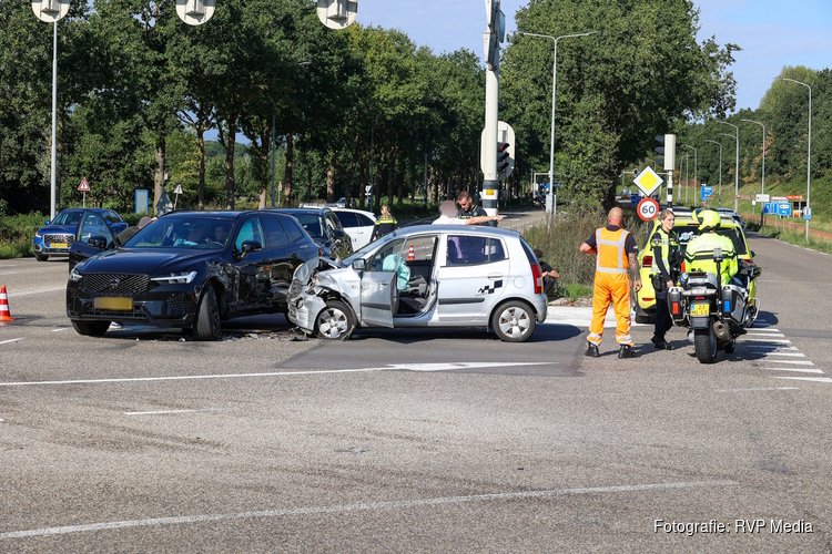 Flinke schade aan auto's na ongeval op kruising in Eemnes