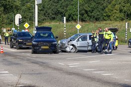 Flinke schade aan auto's na ongeval op kruising in Eemnes