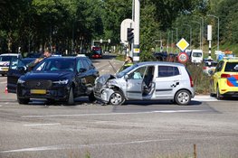 Flinke schade aan auto's na ongeval op kruising in Eemnes