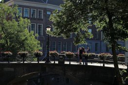 Op de fiets door Utrecht met een tas die blijft zitten