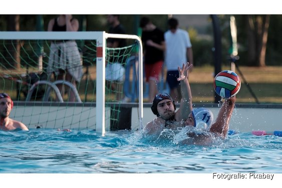 Jonge waterpoloërs uit het Gooi, Amersfoort en Utrecht strijden om de medailles in De Lieberg