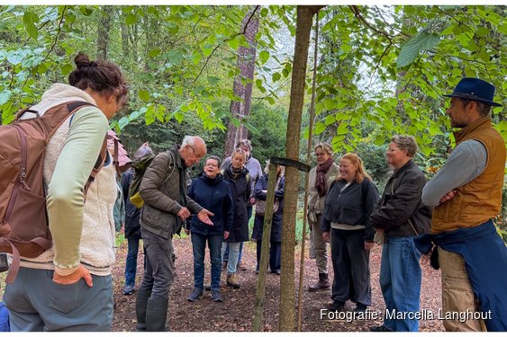 Rob Chrispijn vindt zeer zeldzame giftige paddenstoel, op landgoed De Paltz, bij het Herman van Veen Arts Center in Soest