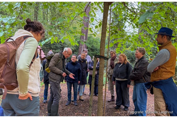 Rob Chrispijn vindt zeer zeldzame giftige paddenstoel, op landgoed De Paltz, bij het Herman van Veen Arts Center in Soest